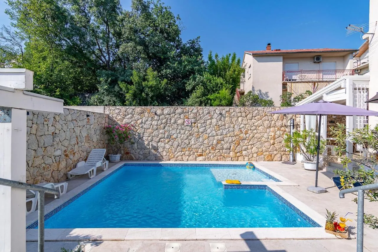 Family Friendly Apartments With A Swimming Pool Novi Vinodolski - 2419 Kroatien